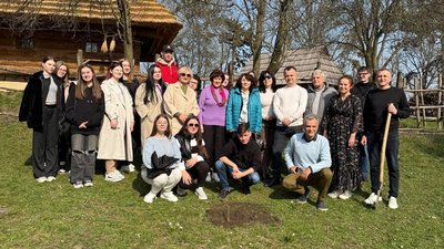 Гілочка верби з верби, яку посадив Кобзар під час заслання: в Ужгороді посадили саджанець верби Шевченка Гілочка верби з верби, яку посадив Кобзар під час заслання: в Ужгороді посадили саджанець верби Шевченка
