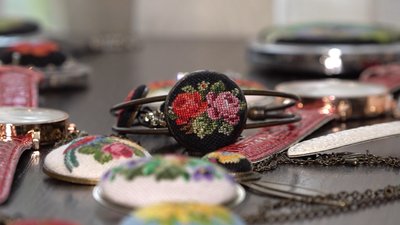 Оздоблює прикраси мікровишивкою. Черкащанка Юлія Пилипенко