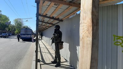 Спецпризначенці з автоматами оточили будівництво на місці старого хлібзаводу. Фото: Суспільне. Поділля. Спецпризначенці з автоматами оточили будівництво на місці старого хлібзаводу. Фото: Суспільне. Поділля.