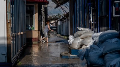 Підтопило сектор Калинівського ринку у Чернівцях, вода прибуває до наступних — фоторепортаж Підтопило сектор Калинівського ринку у Чернівцях, вода прибуває до наступних — фоторепортаж
