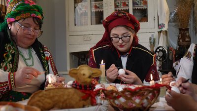 Майстрині створюють писанки