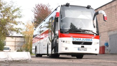 З ліфтом та реанімаційними ліжками: черкаська "швидка" отримала багатомісний автобус