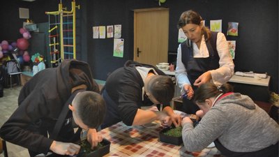 Діти зрізають зелень