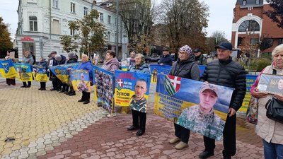 Учасники акції на підтримку військовополонених та зниклих безвісти у центрі міста
