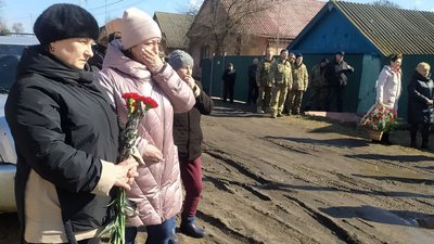 "Пішки йшов до військкомату у Суми". У Сумському районі попрощалися із померлим бійцем Сергієм Клименком "Пішки йшов до військкомату у Суми". У Сумському районі попрощалися із померлим бійцем Сергієм Клименком