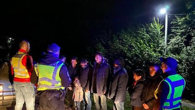 Пасажири в багажнику: вісьмох іноземців затримали на Закарпатті