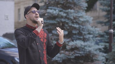 У Вінниці незрячий чоловік співає просто неба, щоб зібрати гроші на ЗСУ