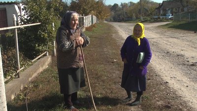 Місцеві жительки кажуть, що рейсовий автобус - єдине сполучення з цивілізацією Місцеві жительки кажуть, що рейсовий автобус - єдине сполучення з цивілізацією