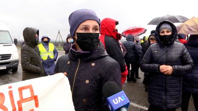 На Житомирщині жителі села Камінь перекривали дорогу, протестуючи проти оптимізації місцевої школи На Житомирщині жителі села Камінь перекривали дорогу, протестуючи проти оптимізації місцевої школи
