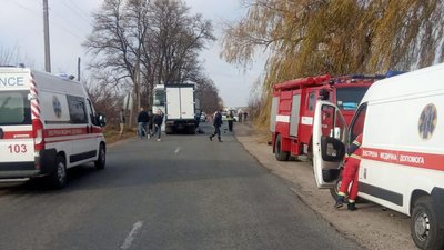 На Житомирщині автомобіль зіткнувся з фурою: загинуло двоє людей, водій у реанімації На Житомирщині автомобіль зіткнувся з фурою: загинуло двоє людей, водій у реанімації
