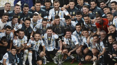 Форвард Аргентини Ліонель Мессі виграв лише другий трофей зі збірною у кар'єрі після тріумфу на Копа Америка. Форвард Аргентини Ліонель Мессі виграв лише другий трофей зі збірною у кар'єрі після тріумфу на Копа Америка.