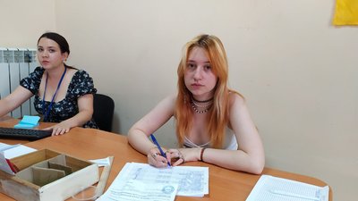 "Батько пішов воювати і я не буду сидіти вдома". Чому діти-переселенці працюють в гуманітарному центрі Кропивницького "Батько пішов воювати і я не буду сидіти вдома". Чому діти-переселенці працюють в гуманітарному центрі Кропивницького