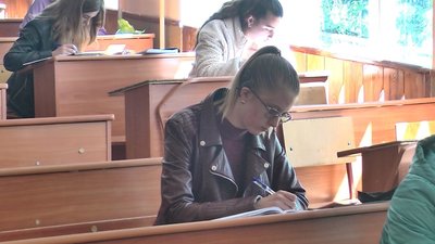 Надія Крупка навчається у Хмельницькій гуманітарно-педагогічній академії, розповідає, у дитинстві після важкої хвороби почала втрачати слух Надія Крупка навчається у Хмельницькій гуманітарно-педагогічній академії, розповідає, у дитинстві після важкої хвороби почала втрачати слух