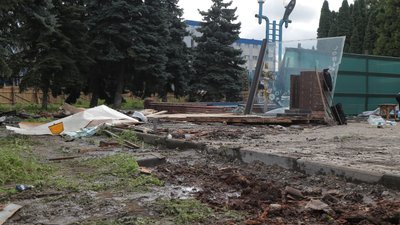 У Чернівцях біля готелю "Турист" демонтували кіоски: що про це відомо
