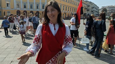 В Одесі люди з різних областей та країн вишикувалися у "Вишиванковий ланцюг" В Одесі люди з різних областей та країн вишикувалися у "Вишиванковий ланцюг"