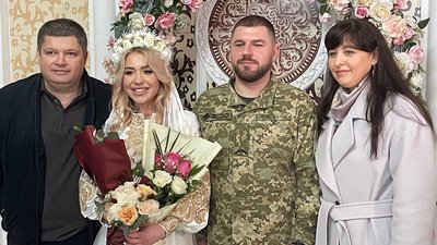 Рідні та близькі прийшли привітати пару Рідні та близькі прийшли привітати пару