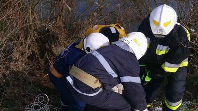 На Прикарпатті рятувальники витягнули з річки тіло утопленика