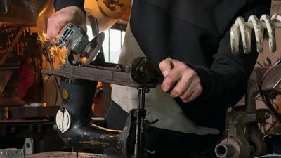 Мініатюрну техніку зі старих швейних машинок виготовляє майстер з Рівненщини Євгеній Сак Мініатюрну техніку зі старих швейних машинок виготовляє майстер з Рівненщини Євгеній Сак