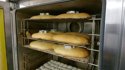 "Душею вболіваємо за хлопців": у Харкові волонтери випікають хліб із тризубами "Душею вболіваємо за хлопців": у Харкові волонтери випікають хліб із тризубами