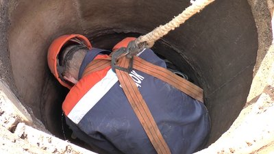 Воду відключають працівники "Полтававодоканалу" Воду відключають працівники "Полтававодоканалу"