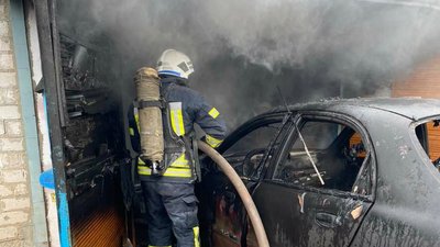 У Кривому Розі в гаражі згорів автомобіль разом із людиною в середині