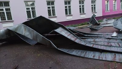 Зірваний дах та повалені дерева – наслідки шквального вітру у Шостці та районі