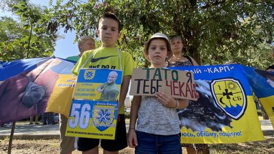 Діти під час акції на підтримку полонених та зниклих безвісти військових у Миколаєві