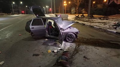 Деформована внаслідок ДТП автівка, Харків Деформована внаслідок ДТП автівка, Харків