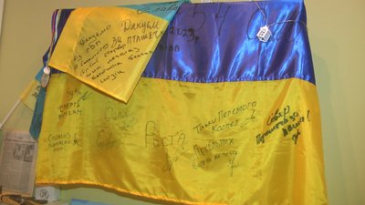 Військові на знак подяки підписали та подарували юному волонтеру українські прапори, грудень 2023. Фото: Суспільне Хмельницький Військові на знак подяки підписали та подарували юному волонтеру українські прапори, грудень 2023. Фото: Суспільне Хмельницький