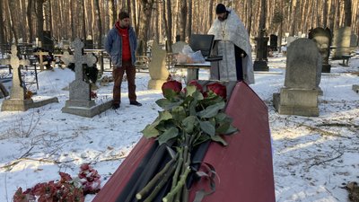 Перепоховання загиблих під час окупації Ізюма. 8 лютого 2023 року. Фото: Дмитро Гребінник/Суспільне Харків Перепоховання загиблих під час окупації Ізюма. 8 лютого 2023 року. Фото: Дмитро Гребінник/Суспільне Харків