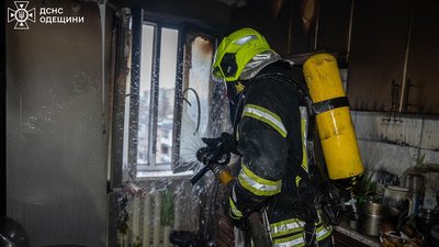 Працівники ДСНС гасить пожежу у квартирі в Одесі, 20 березня 2024 рік.