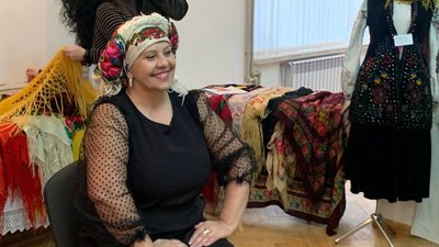 Тернополянка вивчає методи зав’язування української хустки