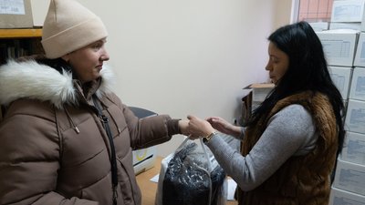 В Ужгороді для дітей ВПО видають комплекти зимового одягу від Мінреінтеграції та ЮНІСЕФ