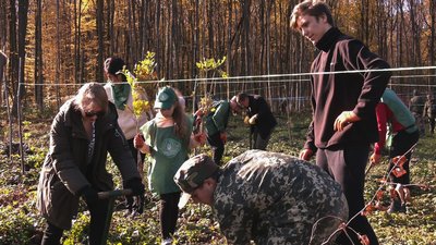 "Створюємо ліси разом". У Болехівському лісництві на Франківщині висадили понад 2 тисячі саджанців дуба та дугласії "Створюємо ліси разом". У Болехівському лісництві на Франківщині висадили понад 2 тисячі саджанців дуба та дугласії