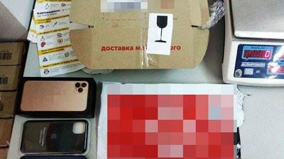 У Рівному 20-річний хлопець намагався підмінити муляжем телефон вартістю майже в тисячу доларів США У Рівному 20-річний хлопець намагався підмінити муляжем телефон вартістю майже в тисячу доларів США