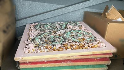 На Буковині викрили іноземця, який ймовірно хотів вивезти за кордон картини з бурштину На Буковині викрили іноземця, який ймовірно хотів вивезти за кордон картини з бурштину