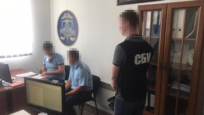 На Житомирщині СБУ викрила корупційну схему ввезення в Україну вантажівок та техніки