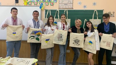 У Чернівцях учні продають патріотичні екоторбинки. Частину грошей віддають на потреби ЗСУ У Чернівцях учні продають патріотичні екоторбинки. Частину грошей віддають на потреби ЗСУ