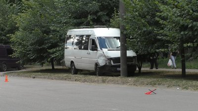 У Хортицькому районі Запоріжжя сталась ДТП з маршруткою та легковиком, є травмовані