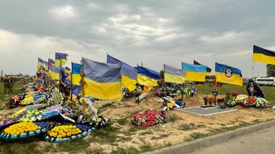 "Загинув, захищаючи небо над Донеччиною". У Харкові поховали пілота, який загинув у авіатрощі під Бахмутом