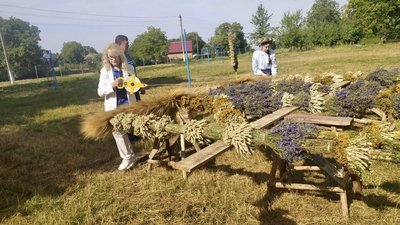 Керівниця Національного реєстру рекордів Лана Вєтрова заміряє тризуб з висушених польових квітів і дідухів, 24 серпня 2023, Деражнянська громада.
