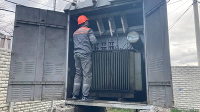 У Циркунах відновлюють енергопостачання. 18 квітня 2023 року. Фото: Олена Клименко/Суспільне Харків У Циркунах відновлюють енергопостачання. 18 квітня 2023 року. Фото: Олена Клименко/Суспільне Харків