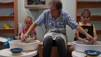 "Діти малюють те, що у них болить". Митець з Люксембургу навчає дітей Дніпра мистецтва роботи з глиною "Діти малюють те, що у них болить". Митець з Люксембургу навчає дітей Дніпра мистецтва роботи з глиною