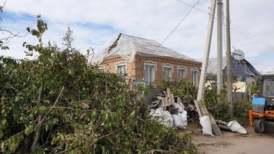 Кропивничани вивозять уламки та вкривають будинки. Третій день після смерчу Кропивничани вивозять уламки та вкривають будинки. Третій день після смерчу