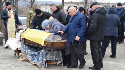 На Кіровоградщині попрощалися з трьома військовими На Кіровоградщині попрощалися з трьома військовими