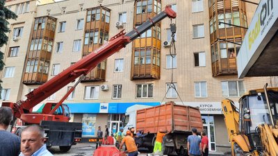 Вантажівку, яка в центрі Житомира провалилася під асфальт, витягнули з пролому Вантажівку, яка в центрі Житомира провалилася під асфальт, витягнули з пролому