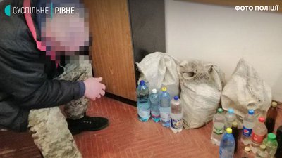 Торгівля з мішка: п'яний чоловік підпільно продавав горілку на ринку Рівного