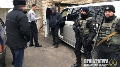 На Луганщині викрили схему нелегального переправлення осіб з "ЛНР" На Луганщині викрили схему нелегального переправлення осіб з "ЛНР"