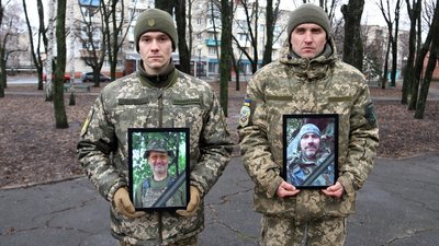 "Дружили зі школи й загинули разом". У Лозовій попрощалися із загиблими під Бахмутом захисниками