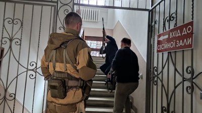 Працівники міськради на Волині вчилися тримати автомат у руках і надавати меддопомогу
